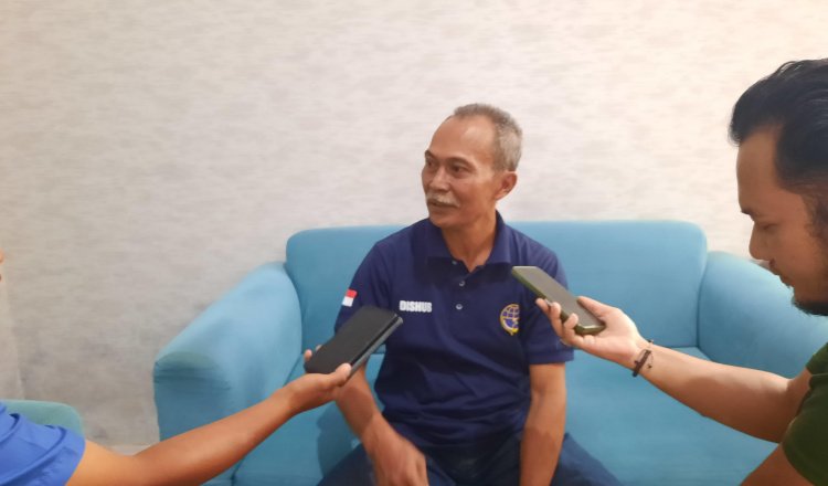 Kadishub Situbondo, Rikwan Sugihartono saat diwawancarai oleh awak media. (Fathur Rozi/zonaindonesia.co.id)