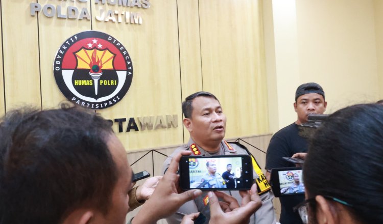 Tim Subdit IV Renakta Ditreskrimum Polda Jatim diwawancarai awak media, Jumat (31/1/2025).