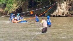 Tim Baret Rescue NasDem Jember dan polisi bergotong-royong membantu siswa menyeberang sungai menggunakan perahu karet, Rabu (15/1/2025). (Foto: Istimewa)