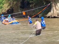 Baret Rescue NasDem Jember Bantu Siswa Nyeberang Sungai dengan Perahu Karet