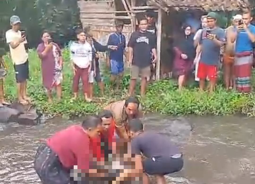 Warga mengevakuasi jenazah korban di sungai Dusun Sumber Nangka, Jember. (Foto: Tangkapan layar video amatir)