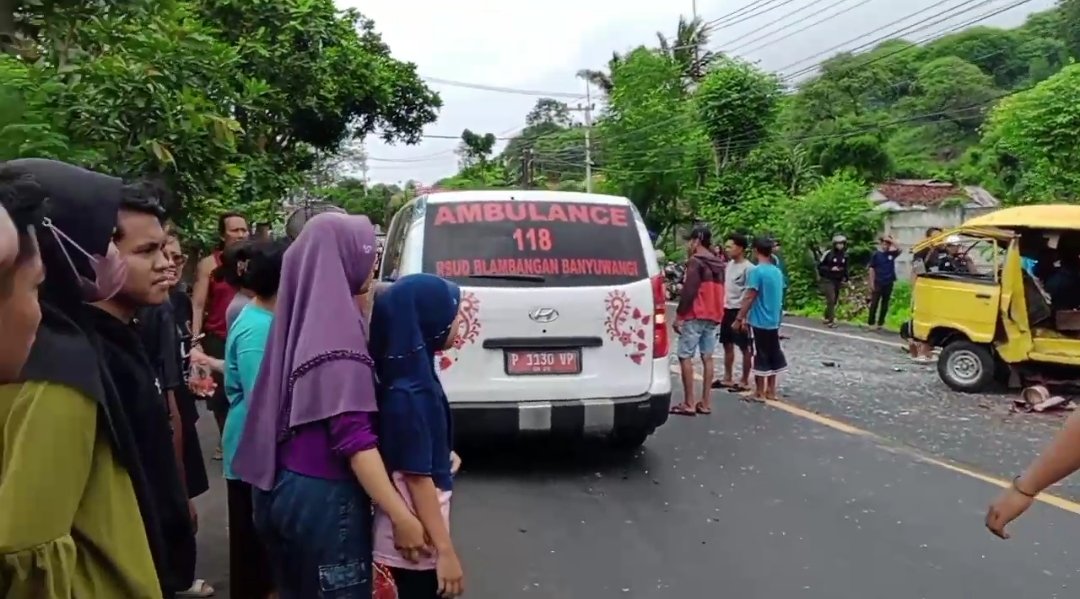 Ambulans membawa korban ke RS setempat dalam kecelakaan maut di Jalan raya Banyuwangi-Situbondo, Minggu (5/1/2024). (Foto: Istimewa)