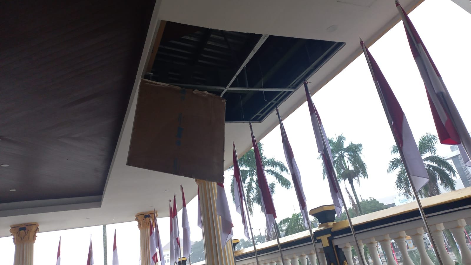 Kondisi plafon gedung Pemda Jember sesaat setelah ambruk, Rabu (8/1/2025). (Foto: Istimewa)