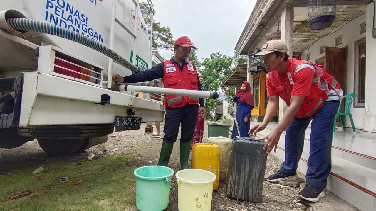 PMI Jember menyalurkan bantuan air bersih untuk warga terdampak banjir bandang di wilayah Kecamatan Sumberjambe, Rabu (15/1/2025). (Foto: Dokumentasi PMI Jember)
