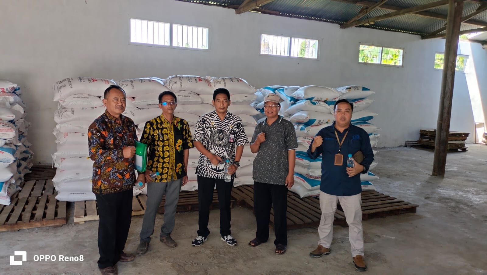 Petugas Dispertangan Situbondo saat meninjau gudang pupuk subsidi. (Foto: Fathur Rozi/zonaindonesia.co.id)