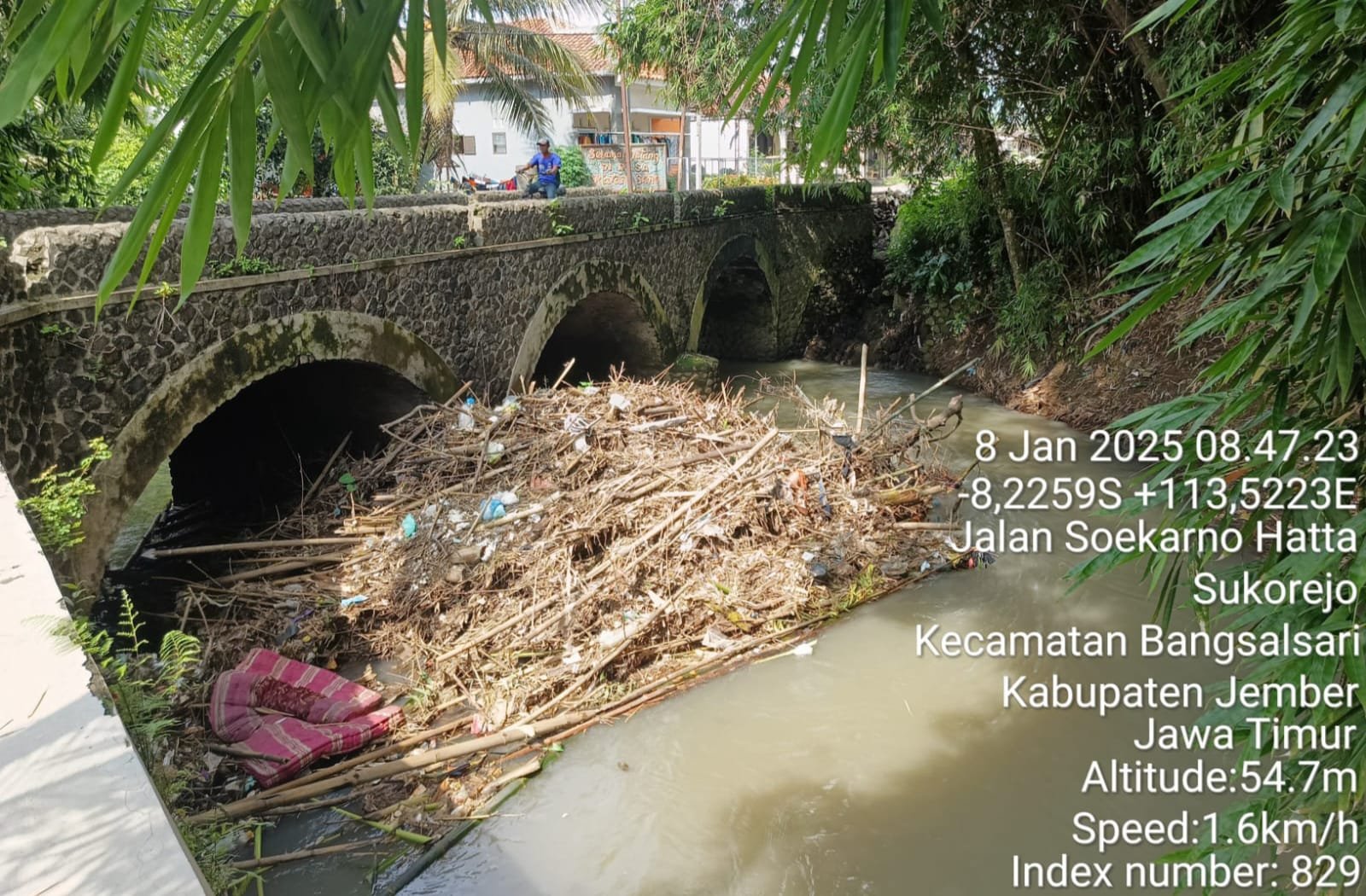 Kondisi jembatan penghubung Desa Karangsono-Sukorejo sebelum terjadi banjir. (Foto: SDA Bangsalsari)