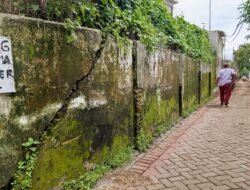 Tak Kunjung Diperbaiki, Tembok Tua Pembatas RS Universitas Jember Disoal Warga