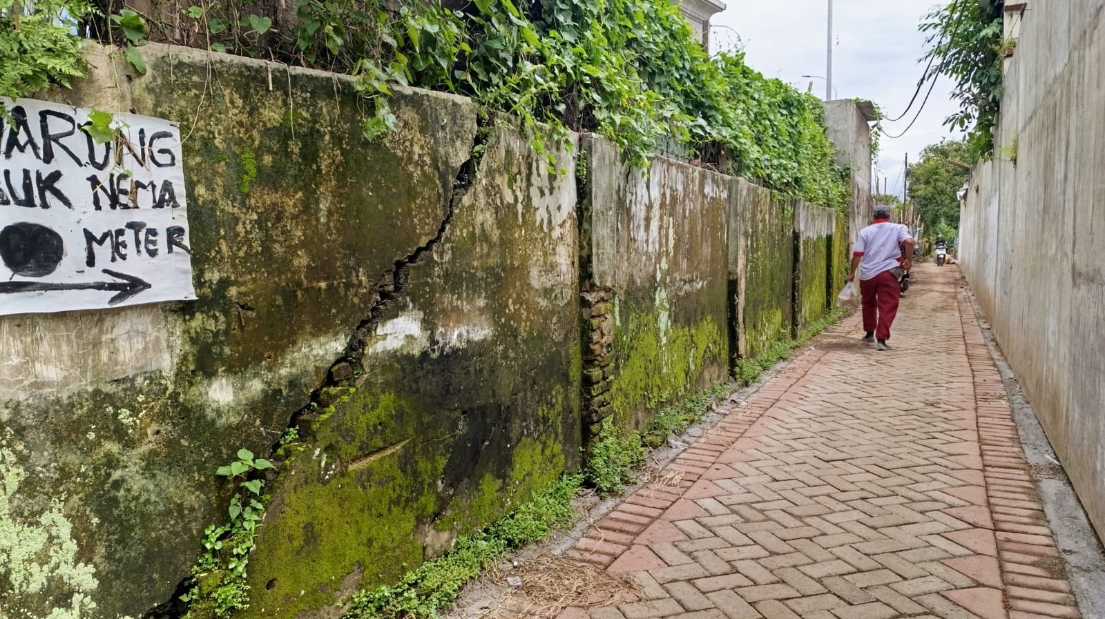 Kondisi tembok pembatas RS Unej terlihat retak, Senin (20/1/2025). (Foto: Zainul Hasan)