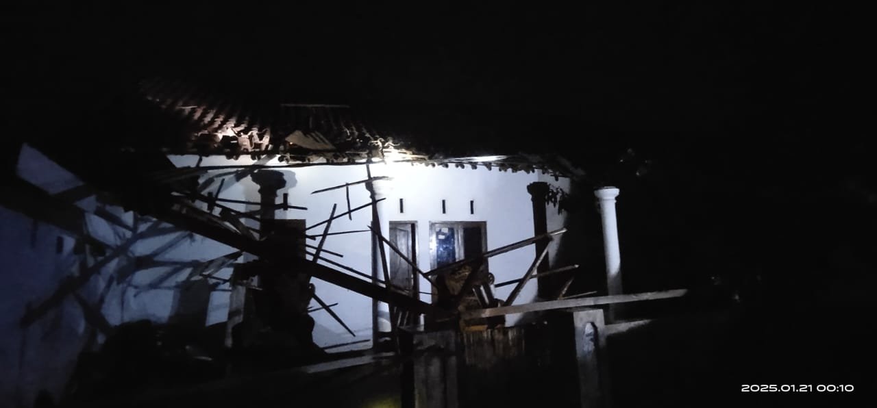 Kondisi salah satu rumah warga pasca diterjang angin puting beliung, Selasa (21/1/2025). (Foto: Istimewa)