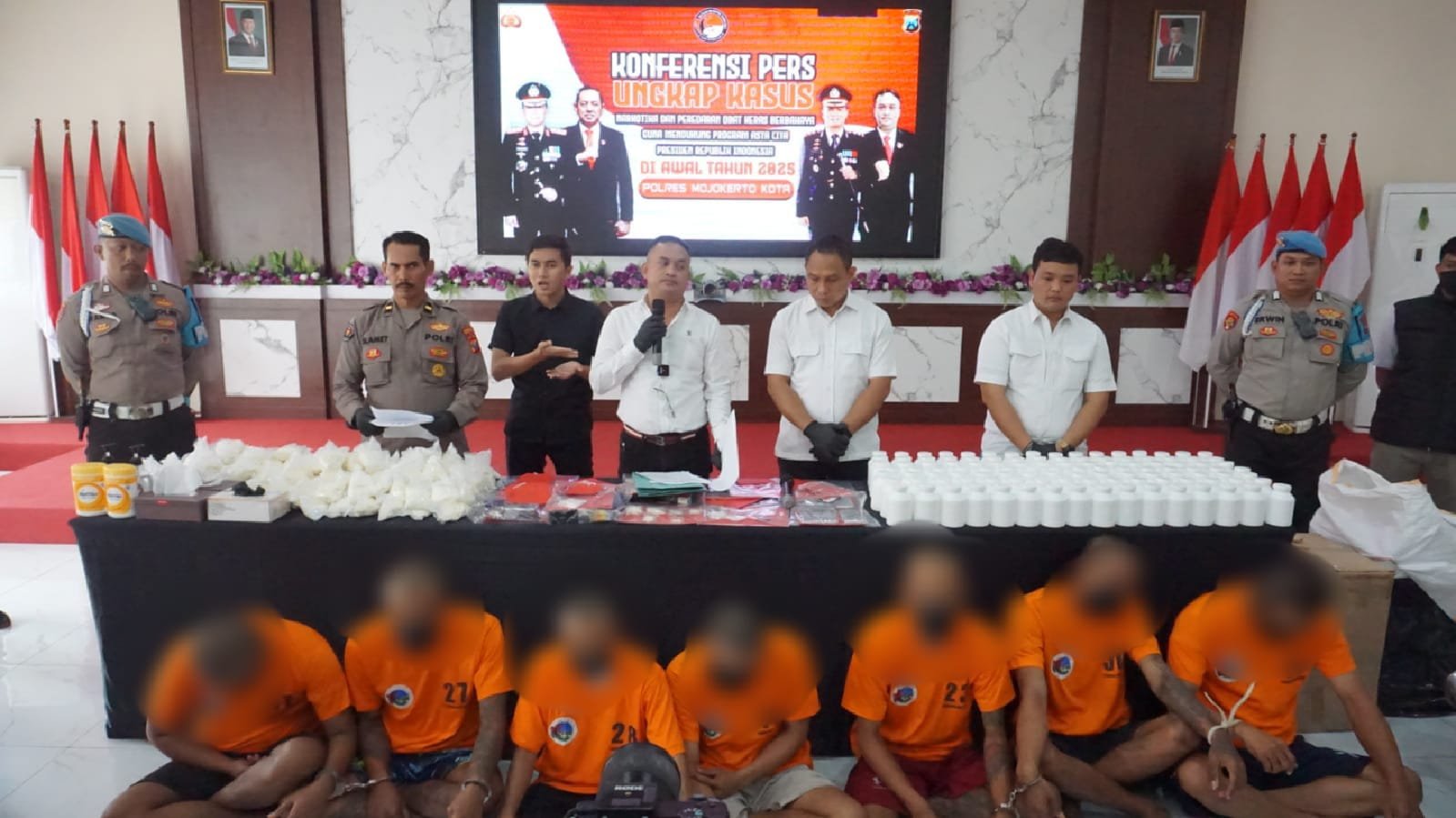 Konferensi pers di Mako Polres Mojokerto Kota, Rabu (22/1/2025), ungkap kasus peredaran narkoba. (Foto: Istimewa)