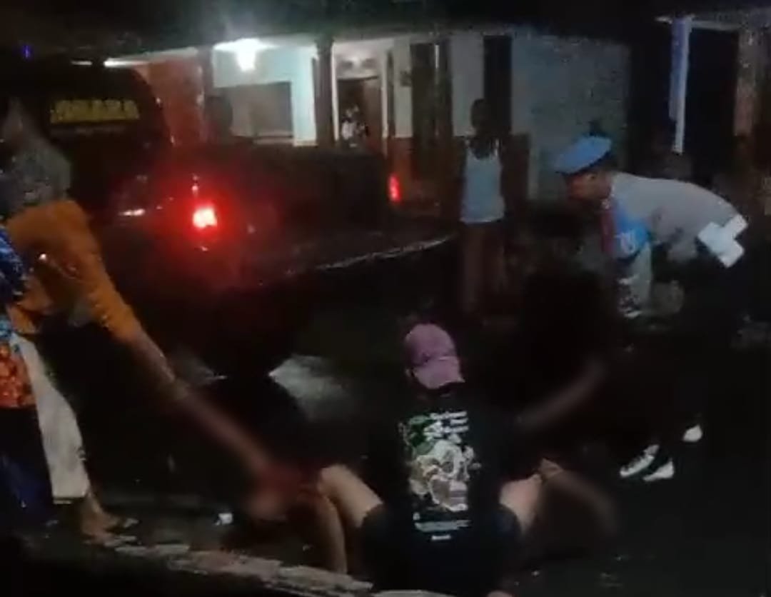 AK saat diamankan warga dan polisi, Senin (27/1/2025) dini hari. (Foto: Tangkapan layar video amatir)