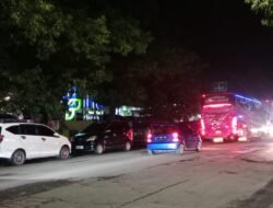 Banyak Kendaraan Parkir Sembarangan di Bahu Jalan RS Elisabeth Situbondo Jadi Keluhan Warga