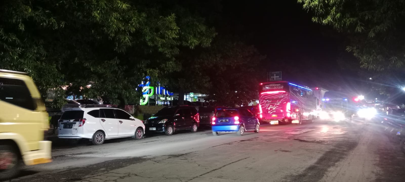 Mobil berjajar parkir sembarangan di depan RS Elisabeth Situbondo. (Foto: Fathur Rozi/zonaindonesia.co.id)