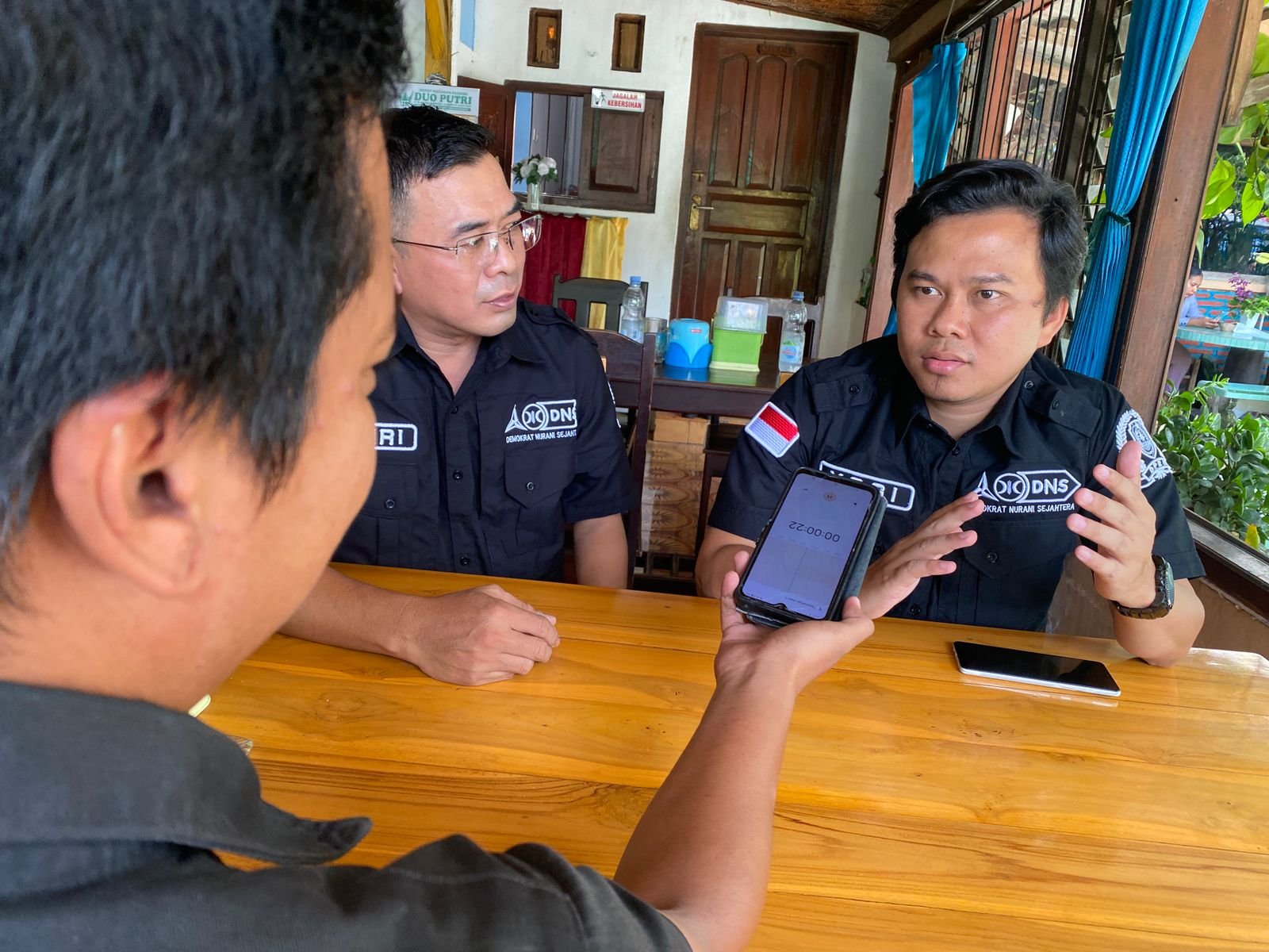Anggota Fraksi DNS, Yogi Pratama, saat diwawancarai oleh Jurnalis zonaindonesia.co.id. (Foto: Istimewa)