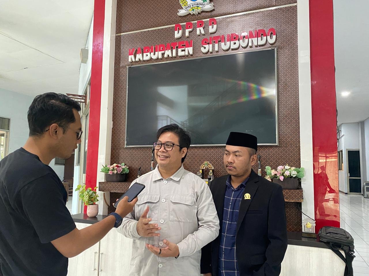 Anggota DPRD Situbondo, Janur Sasra Ananda, saat diwawancarai awak media. (Foto: Fathur Rozi/zonaindonesia.co.id)