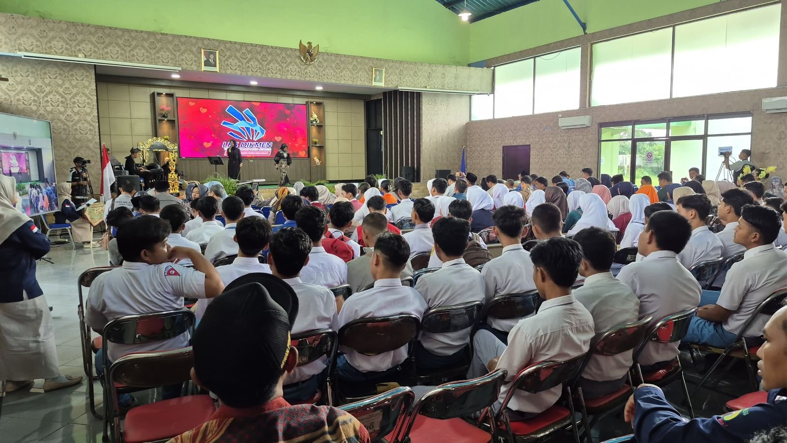Para siswa antusias mengikuti pembukaan LKS DIKMEN 2025, Senin (17/2/2025). (Foto: Istimewa)