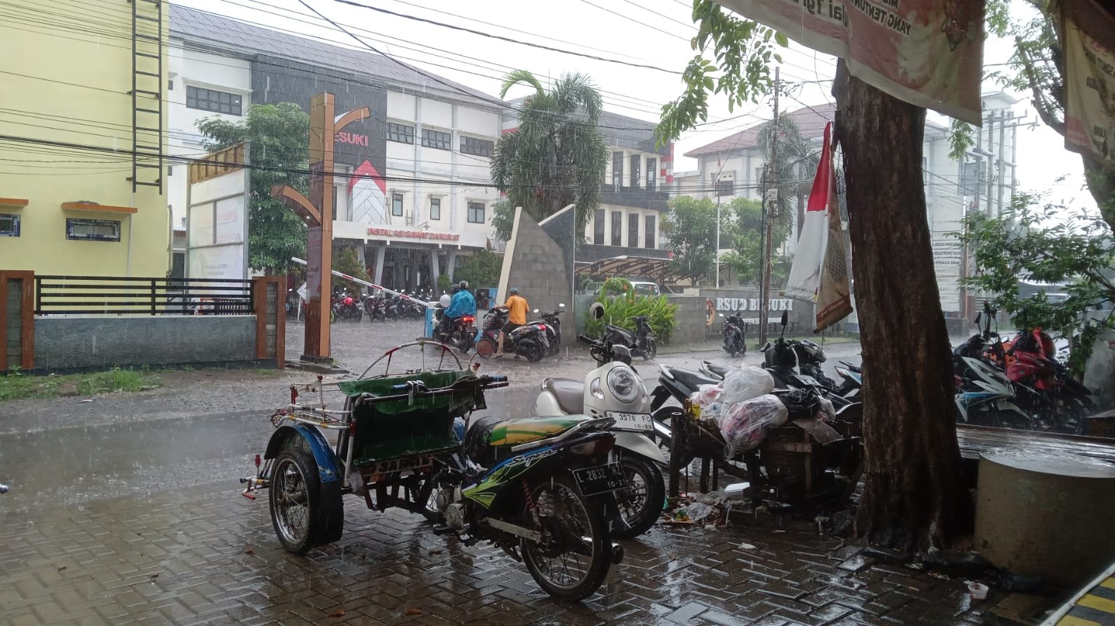 Hujan deras mengguyur RSUD Besuki. (Foto: Fathur Rozi/zonaindonesia.co.id)