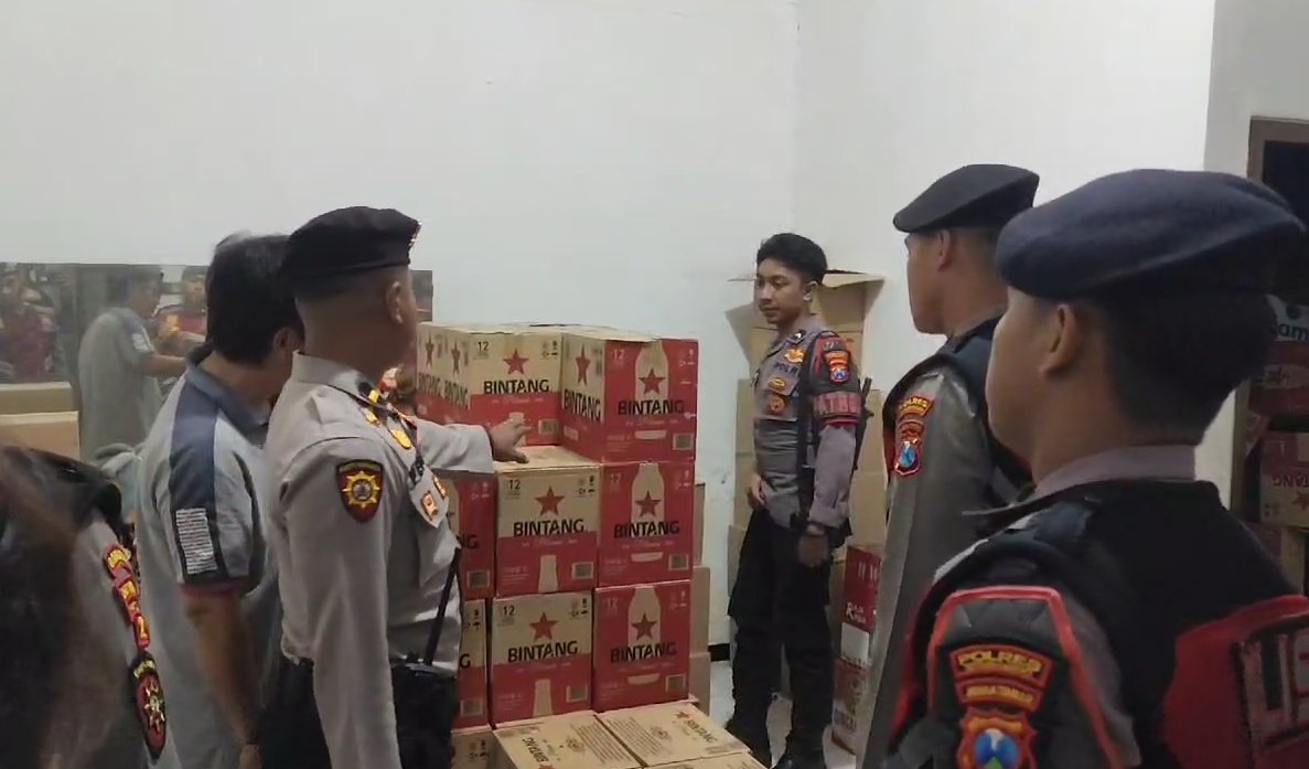 Polisi saat mengamankan ribuan botol Miras di salah satu gudang yang ada di Kelurahan Dawuhan. (Foto: Humas Polres Situbondo)