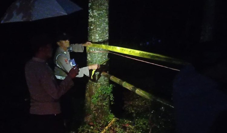 Anggota Polres Kediri memasang police line di area jembatan putus di Desa Sepawon, Jumat (31/1/2025). (Foto: Istimewa)