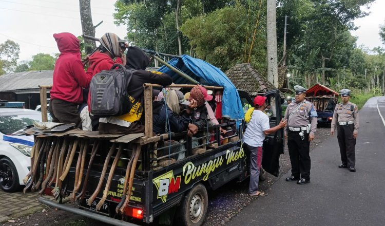 Anggota Polres Bondowoso menegur sopir pikap di jalur Kawah Ijen, Minggu (2/2/2025). (Foto: Humas Polres Bondowoso)