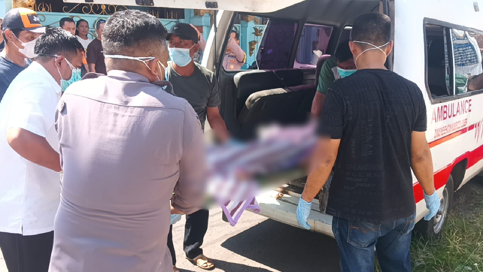 Anggota Polsek Kalisat membawa jasad seorang pria yang ditemukan tewas dalam kamar kos. (Foto: Istimewa)