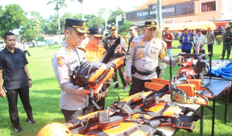 Polres Bondowoso memeriksa peralatan penanganan bencana BPBD Bondowoso. (Foto: Istimewa)