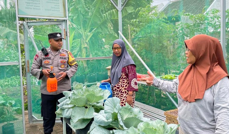Anggota Polres Probolinggo menyapa warga. (Foto: Istimewa)