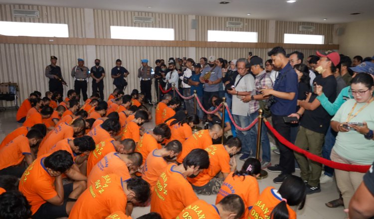 Para tersangka pengedar narkoba diperlihatkan dalam konferensi pers di Mako Polrestabes Surabaya. (Foto: Istimewa)
