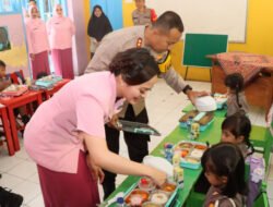 Polres Kediri Kota Beri Makan Bergizi Gratis untuk Siswa TK Kemala Bhayangkari 42
