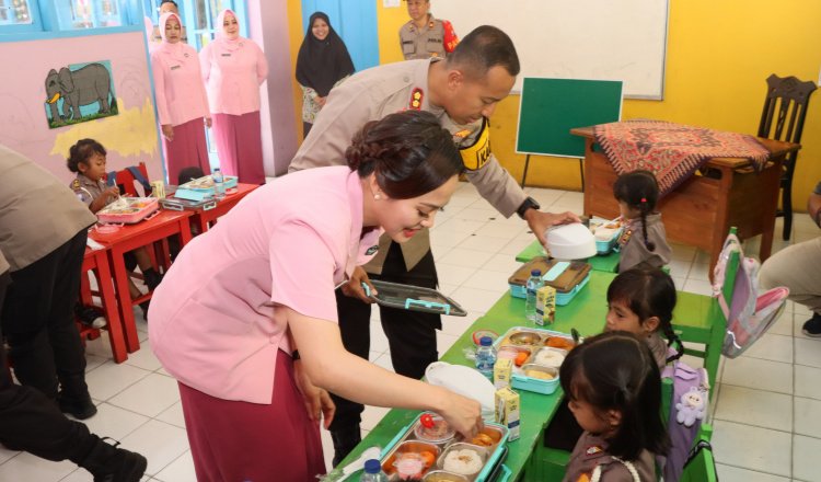 Polres Kediri memberikan makanan bergizi kepada anak-anak TK. (Foto: Istimewa)