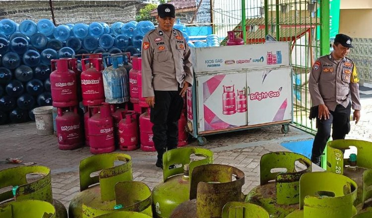 Jajaran Polres Magetan mengecek stok LPG 3 Kg di salah satu pangkalan. (Foto: Istimewa)