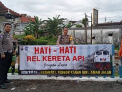 Satlantas Polres Jember Pasang Banner Peringatan di Perlintasan Kereta Api