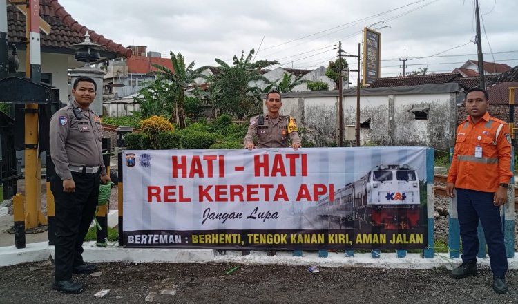 Satlantas Polres Jember memasang banner berisi peringatan agar berhati-hati saat melintas di rel kereta api tanpa palang pintu. (Foto: Humas Polres Jember)
