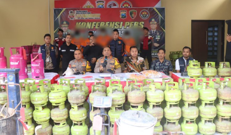 Konferensi pers di Mako Polres Sidoarjo, ungkap kasus pengoplosan LPG 3 kg. (Foto: Istimewa)