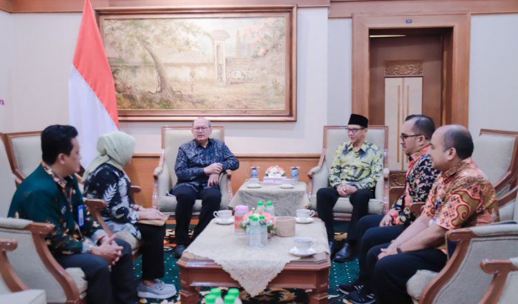 Gus Firaun dan Pj Sekda Jatim berbincang usai penyerahan SK penunjukkan Plt, Jumat (14/2/2025). (Foto: Diskominfo Jember)