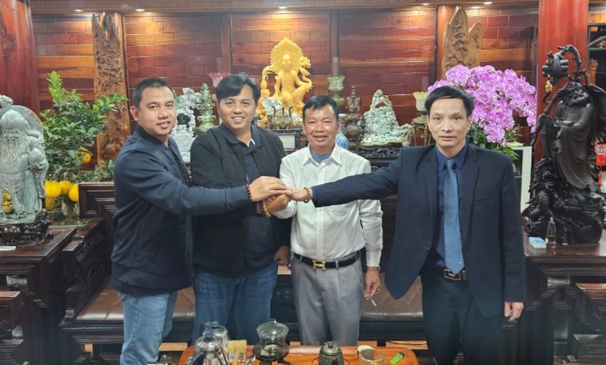 Owner Balad Grup foto bersama mitranya dari mancanegara. (Foto: Istimewa)