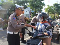 Polres Trenggalek Sosialisasi Tertib Lalu Lintas Sambi Berbagi Coklat