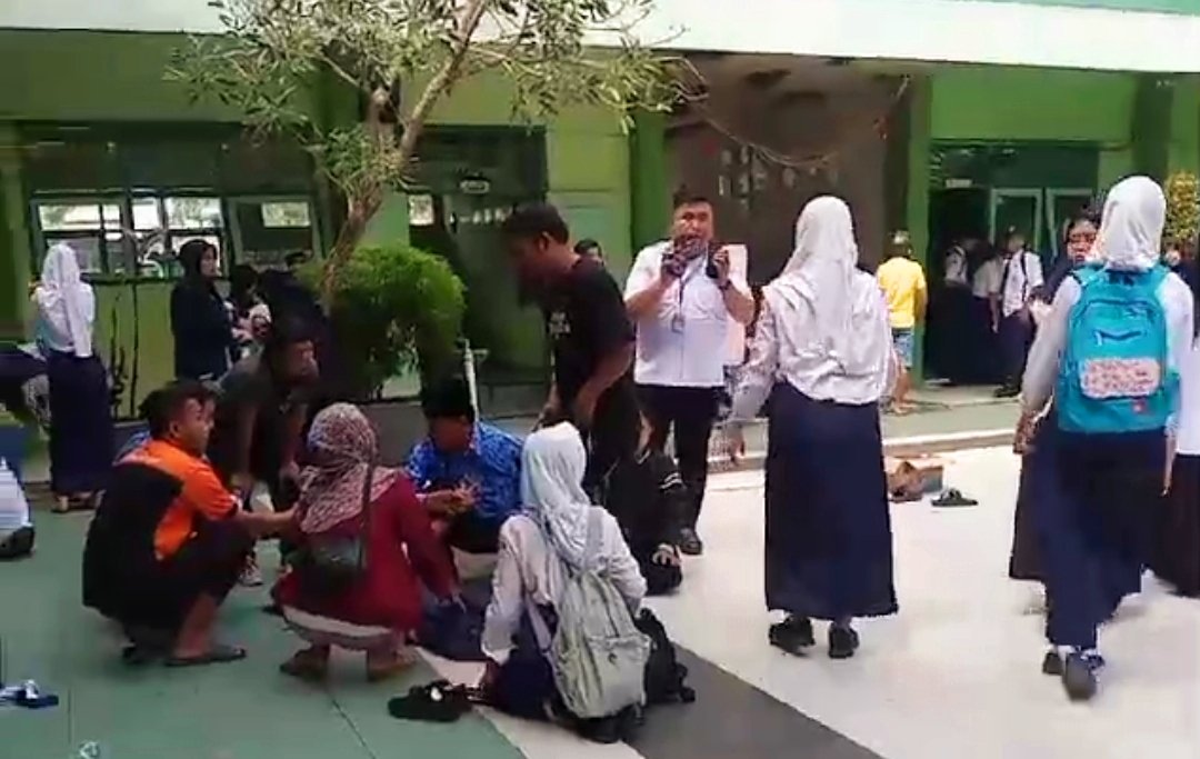 Suasana ketika siswa SMPN 4 Jember kesurupan. (Foto: Istimewa)