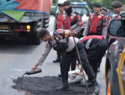 Jadi Penyebab Laka Lantas, Polisi Tambal Jalan Berlubang di Situbondo