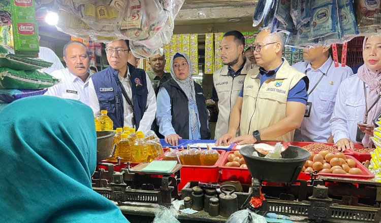 Satgas Pangan Polres Surabaya menyidak salah satu pasar tradisional, Rabu (19/2/2025). (Foto: Istimewa)