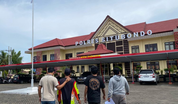 Dua pelaku pengedar Narkoba digelandang ke Mapolres Situbondo. (Foto: Humas Polres Situbondo)