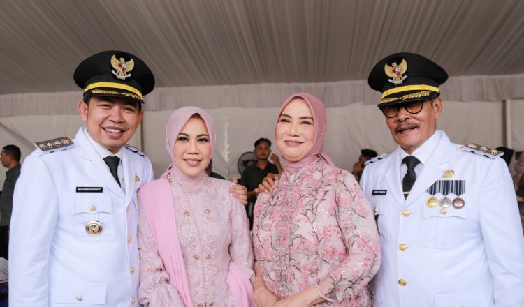 Gus Fawait dan Djoko Susanto beserta istrinya foto bersama usai dilantik jadi Bupati dan Wakil Bupati Jember di Istana Kepresidenan, Jakarta. (Foto: Diskominfo Jember untuk zonaindonesia.co.id)