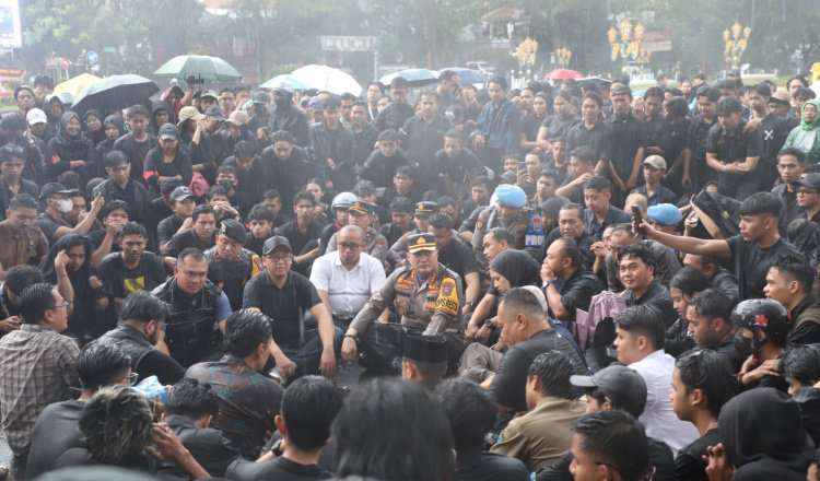 Kapolresta Malang duduk bersama peserta aksi damai. (Foto: Istimewa)