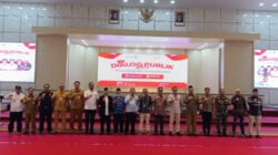 PWI Jember dan pihak terkait foto bersama dalam dialog publik di Gedung Soetardjo, Selasa (25/2/2025). (Foto: Zainul Hasan)