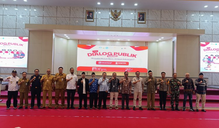 PWI Jember dan pihak terkait foto bersama dalam dialog publik di Gedung Soetardjo, Selasa (25/2/2025). (Foto: Zainul Hasan)