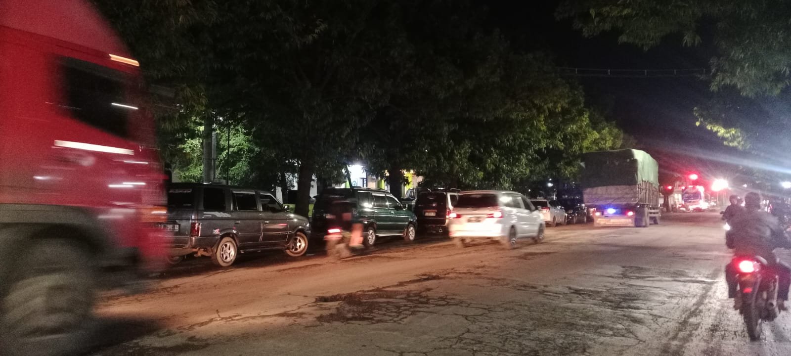 Mobil parkir sembarangan di bahu jalan depan RS Elisabeth. (Foto: Teamwork)