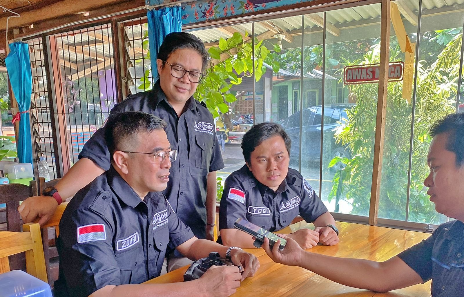 Anggota Fraksi DNS DPRD Situbondo, Ahmad Zuhri Noer Wahyudi, saat diwawancarai Jurnalis zonaindonesia.co.id (Foto: Istimewa)