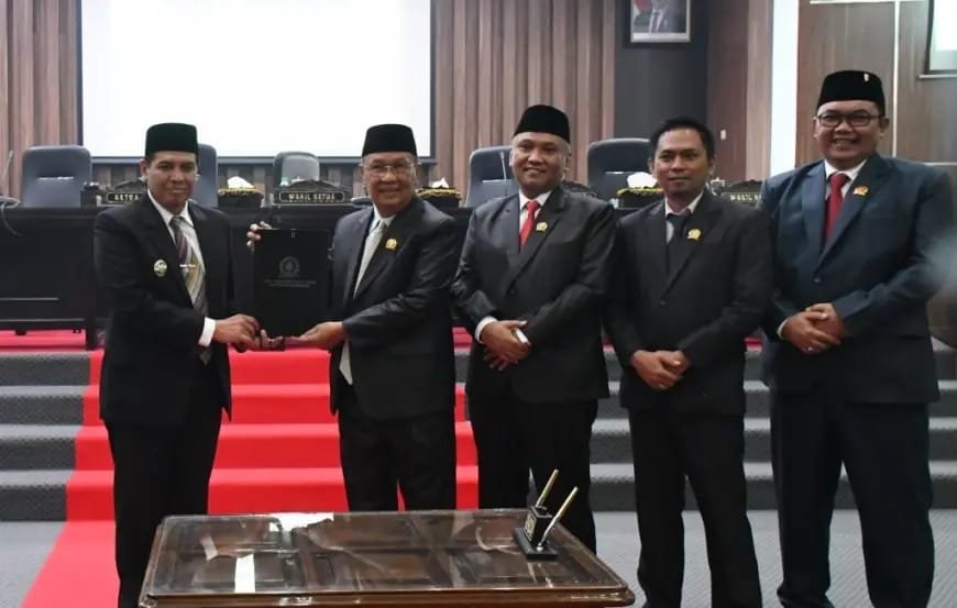 Pj Bupati Bondowoso (paling kiri). Ketua dan wakil ketua DPRD Bondowoso. (Foto: Teamwork)