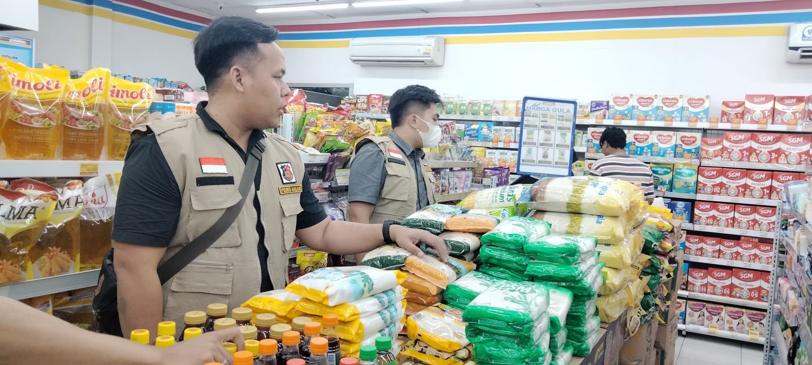 Satgas Pangan Polres Malang sidak toko retail. (Foto: Istimewa)