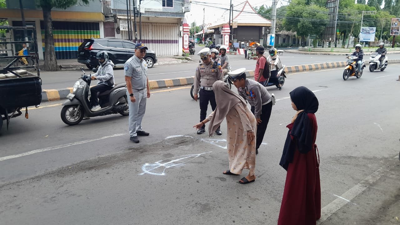 Polisi saat melakukan olah TKP lokasi Laka Lantas akibat jalan berlubang di Situbondo. (Foto: Fathur Rozi/zonaindonesia.co.id)